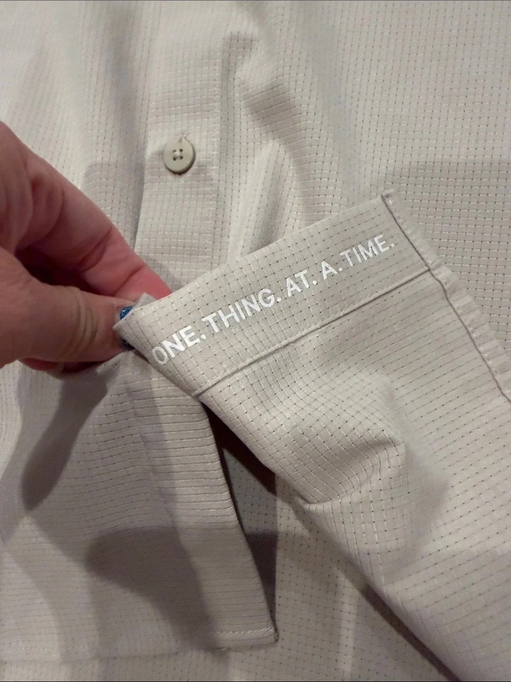 Lululemon airing easy men’s Short-sleeve button up shirt khaki tan medium